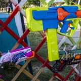 �Qui sono esposti tra gli altri una pistola della serie "Rebelle sweet revenge", un fucile semi-automatico "N series sprinte", un Bandai "X-Shot Amazing Skins Menace"...